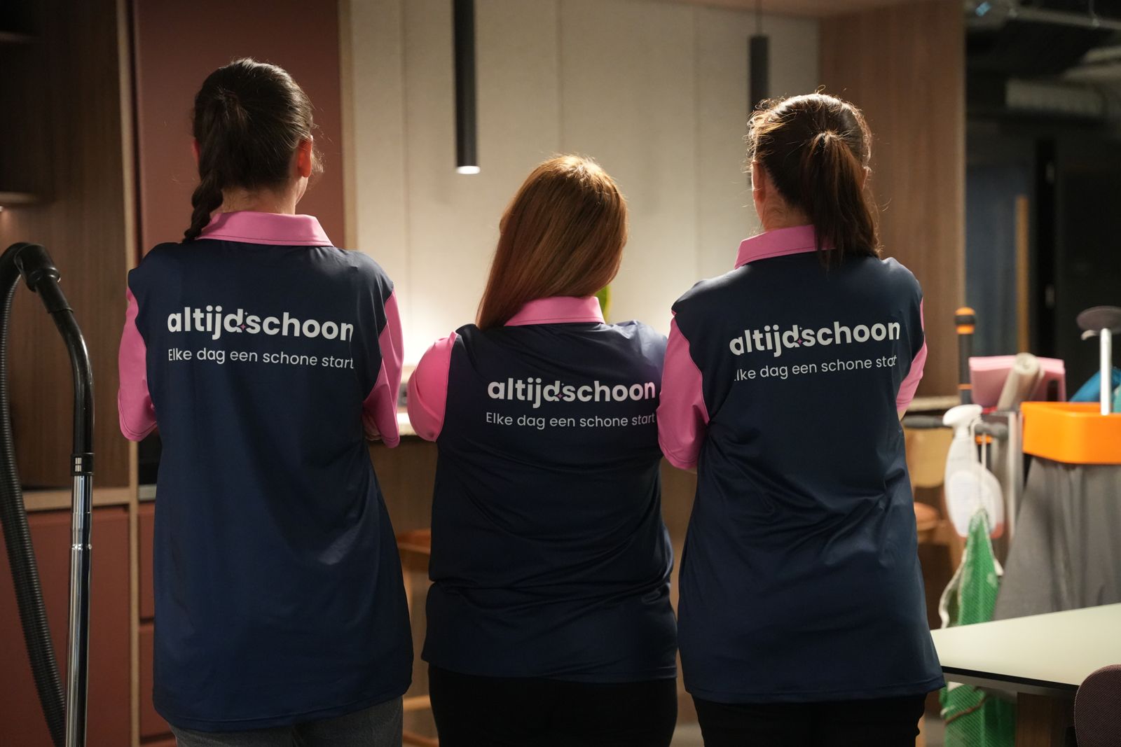 Drie medewerkers van Altijdschoon met het logo op hun shirt