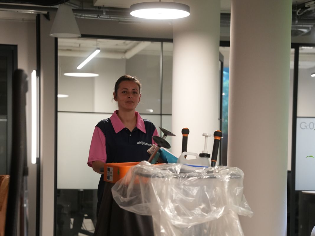 Medewerker van Altijdschoon met schoonmaaktrolley op kantoor