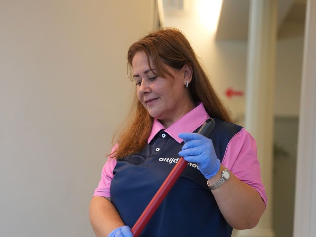 Medewerker van Altijdschoon aan het werk